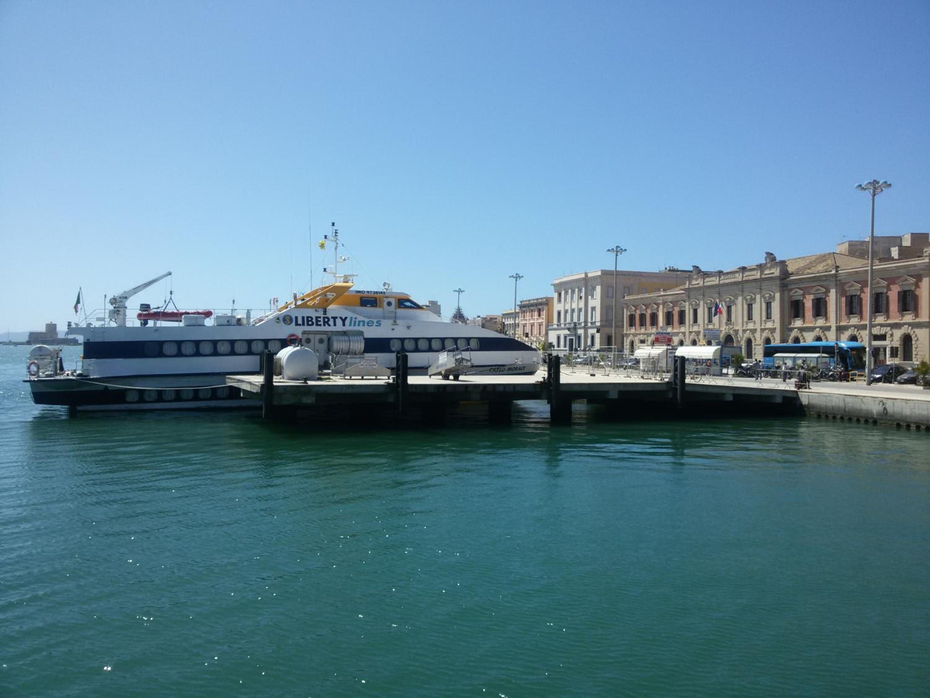 Un ferry atracado en un muelle bajo un cielo despejado.