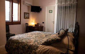 Minibar, in-room safe, individually decorated, individually furnished