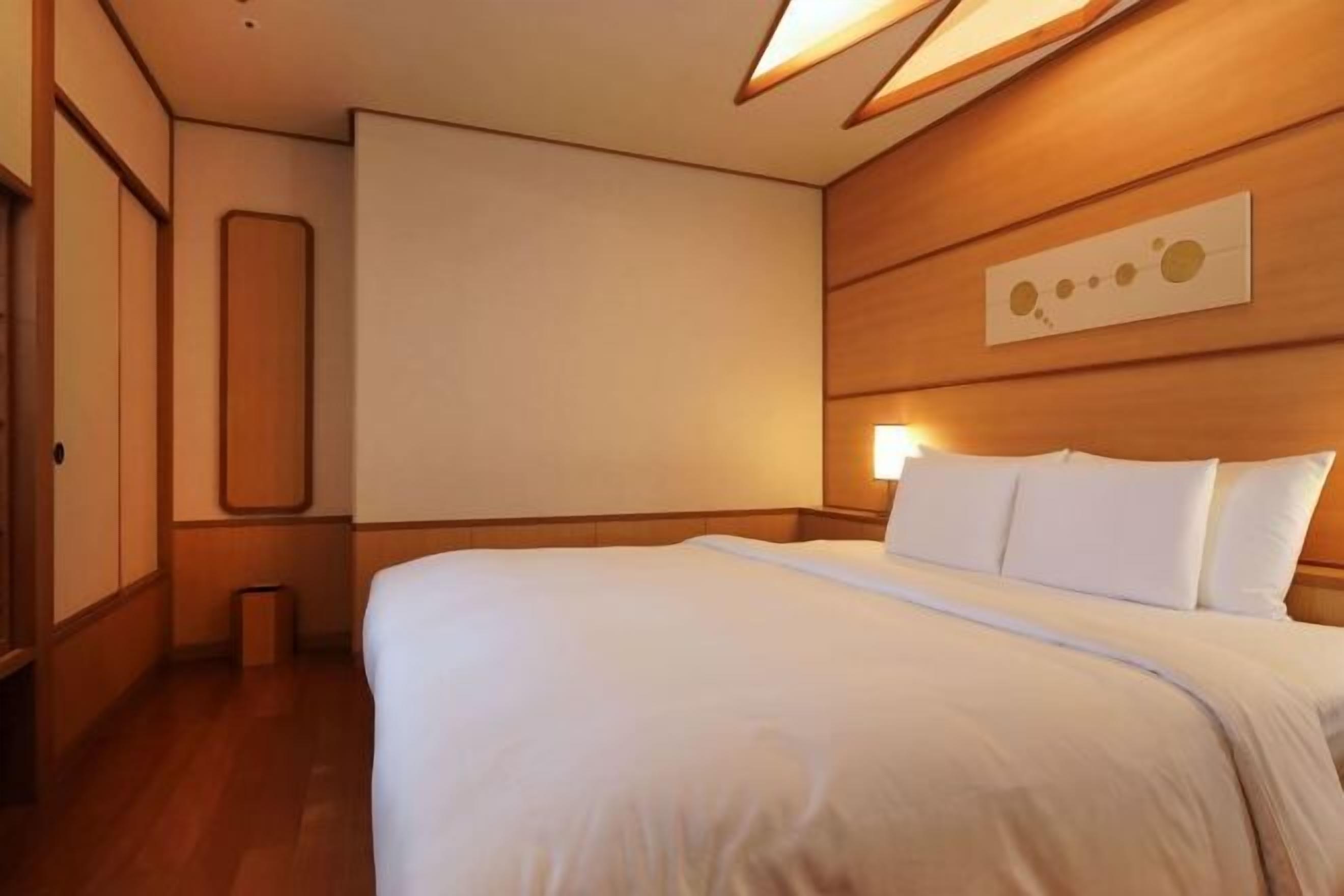 Seprai premium, selimut bulu angsa, minibar gratis, dan brankas