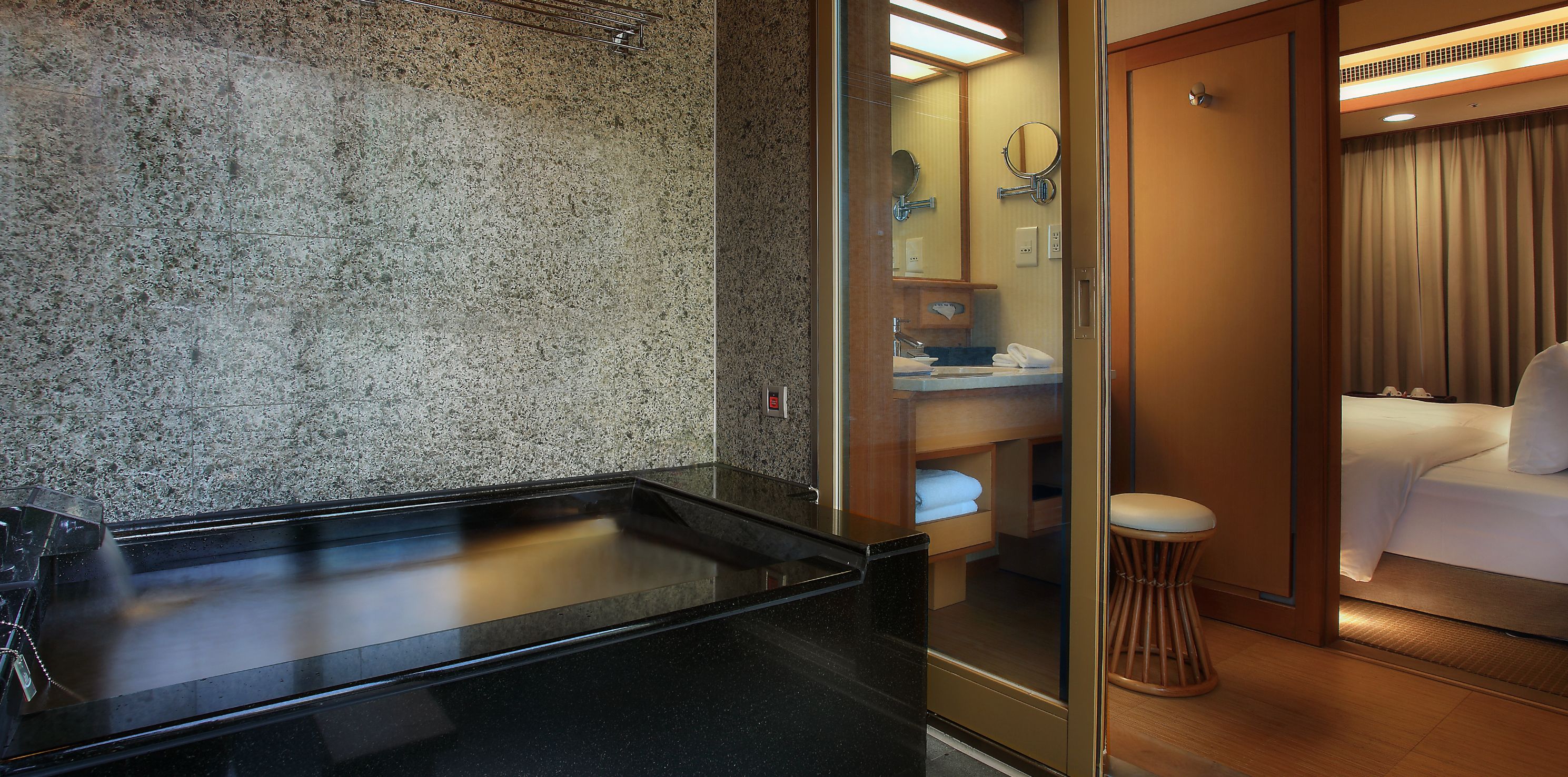 1 bedroom, premium bedding, down duvets, free minibar