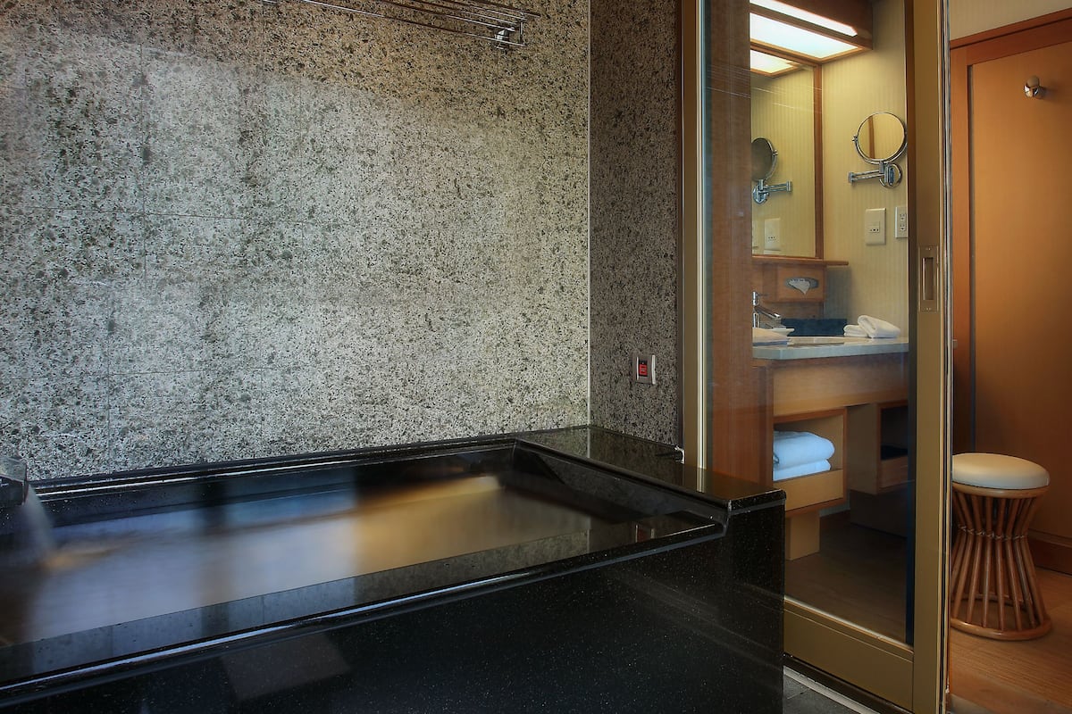 1 bedroom, premium bedding, down duvets, free minibar