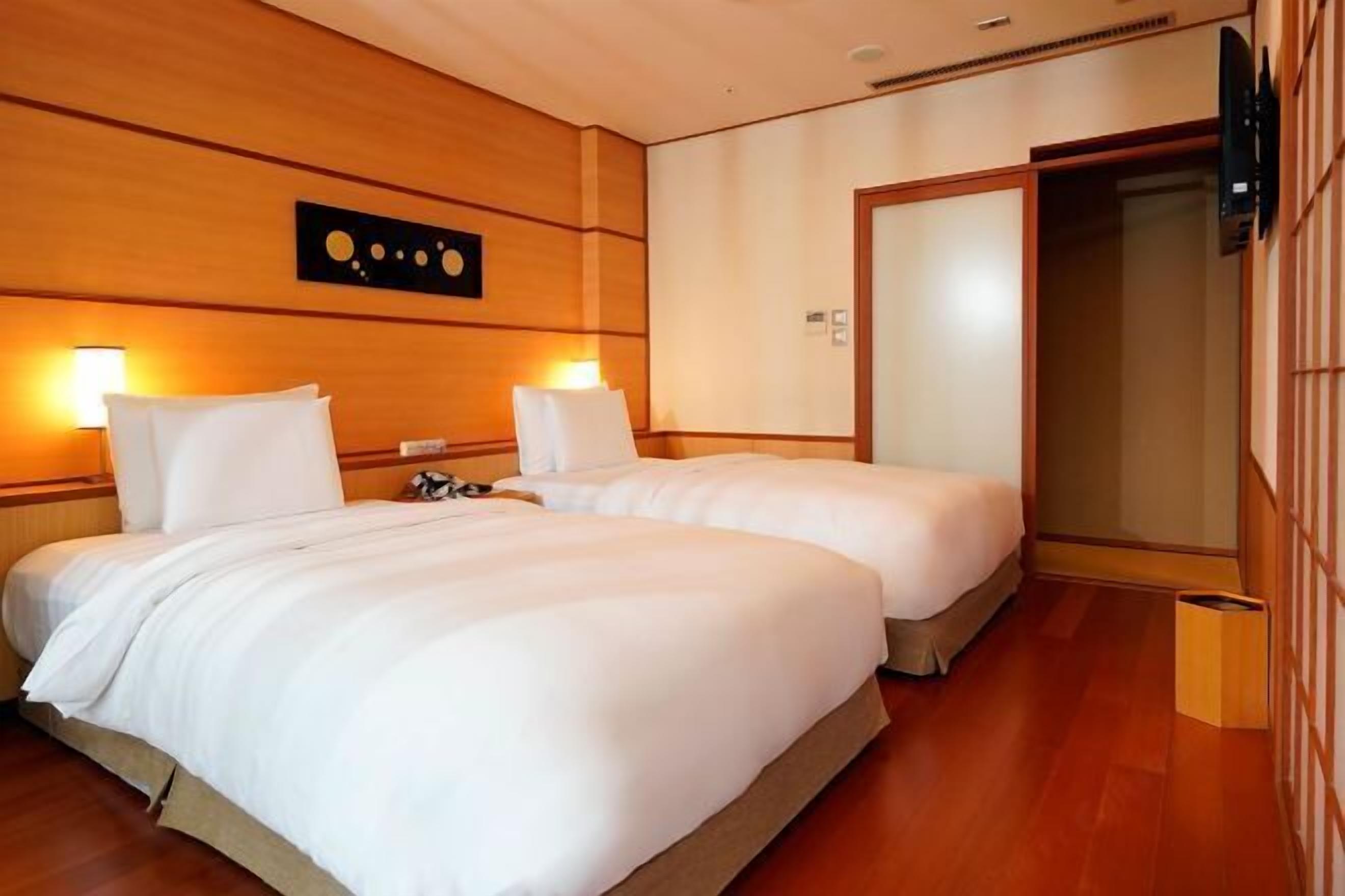 Seprai premium, selimut bulu angsa, minibar gratis, dan brankas