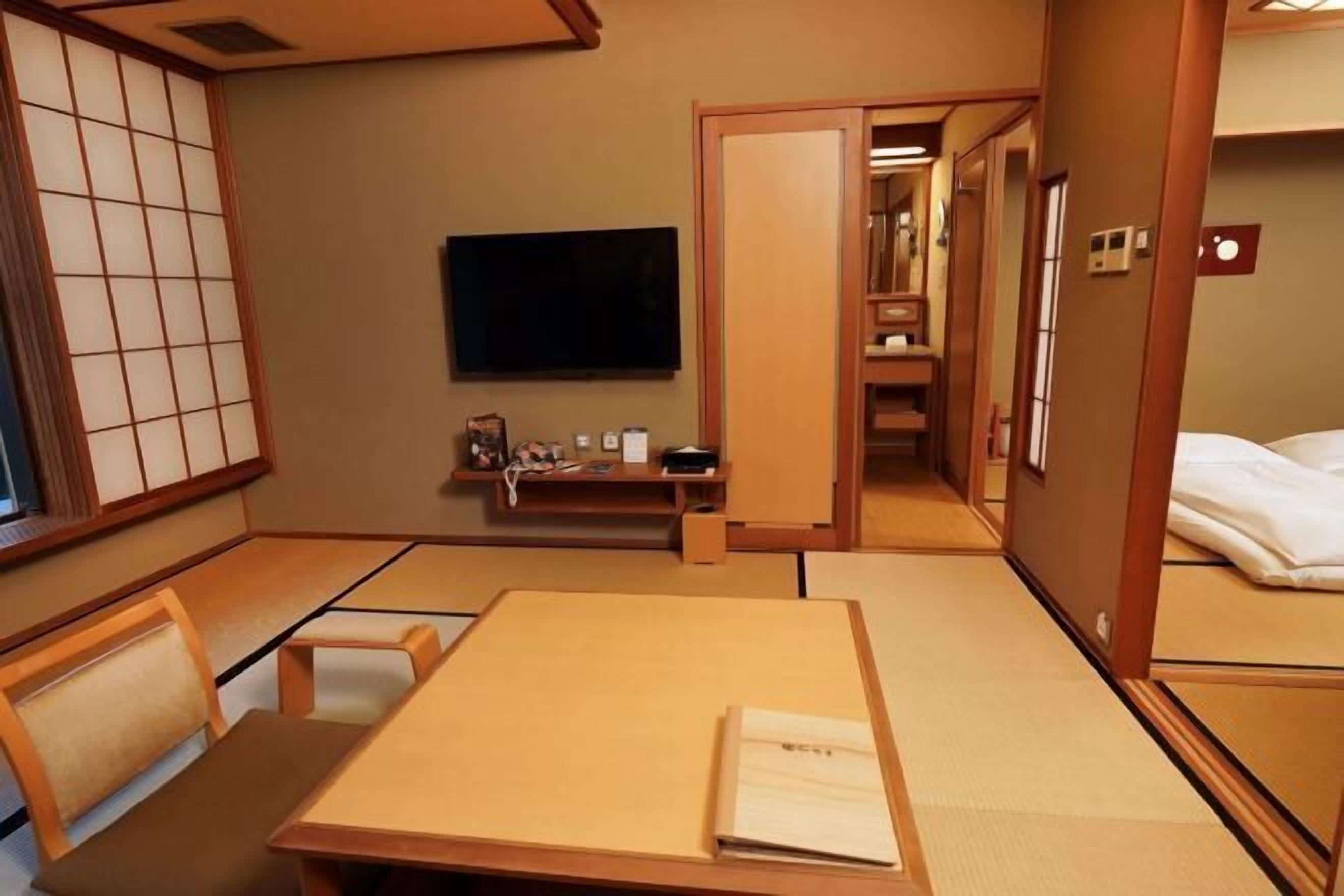 Seprai premium, selimut bulu angsa, minibar gratis, dan brankas