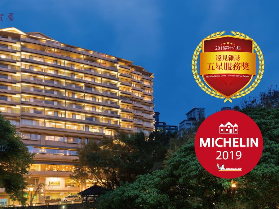 Fachada de la propiedad por la tarde o noche