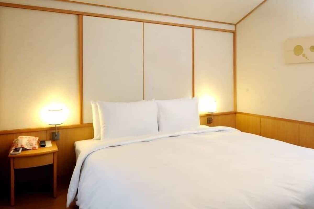 Premium bedding, down duvets, free minibar, in-room safe