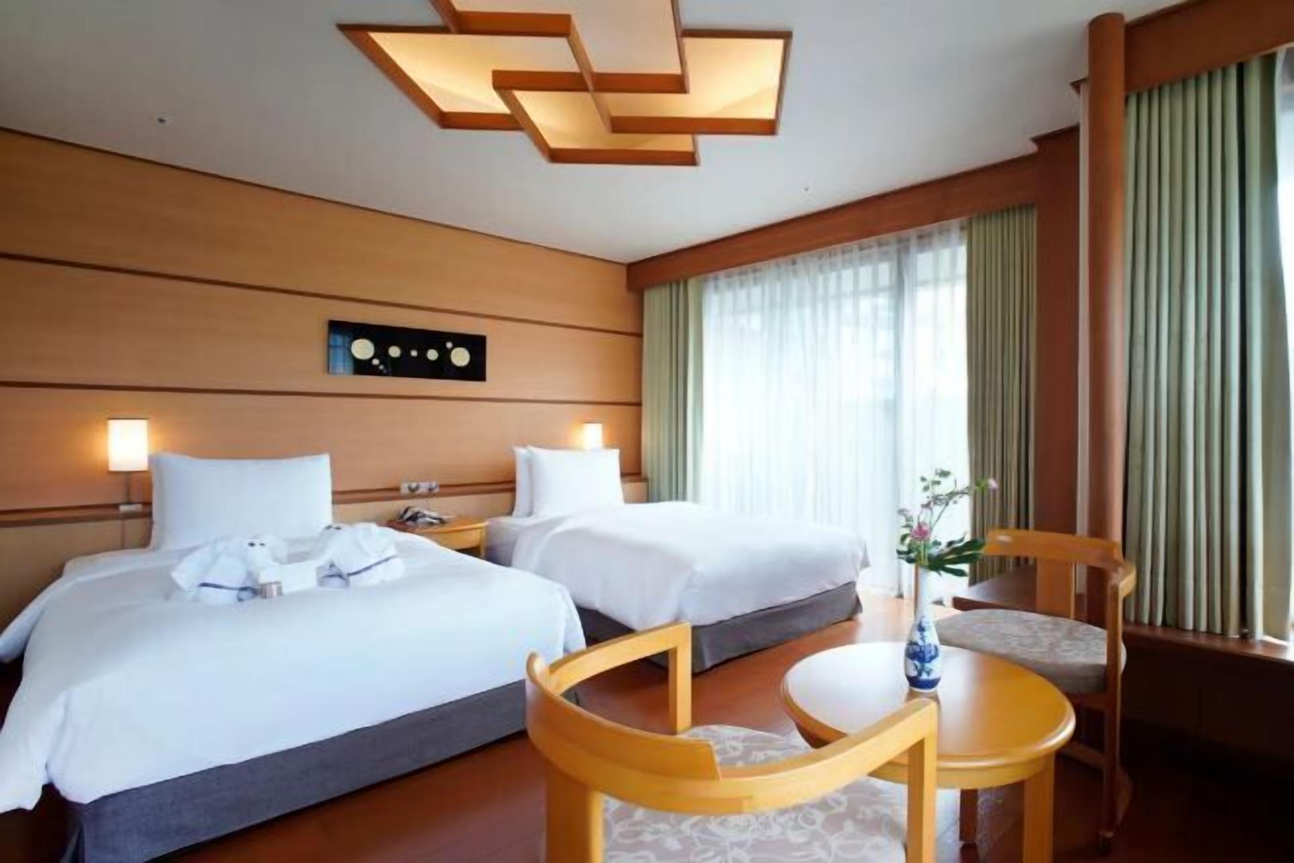 Seprai premium, selimut bulu angsa, minibar gratis, dan brankas