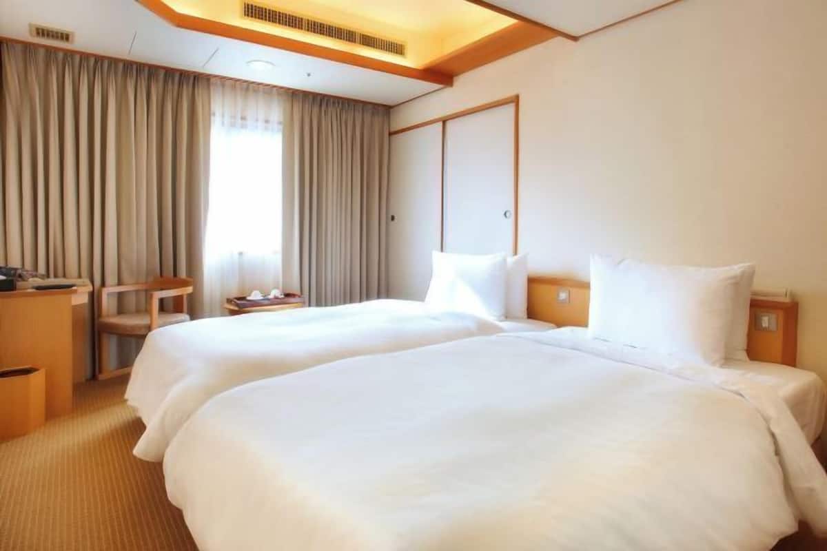 Premium bedding, down duvets, free minibar, in-room safe