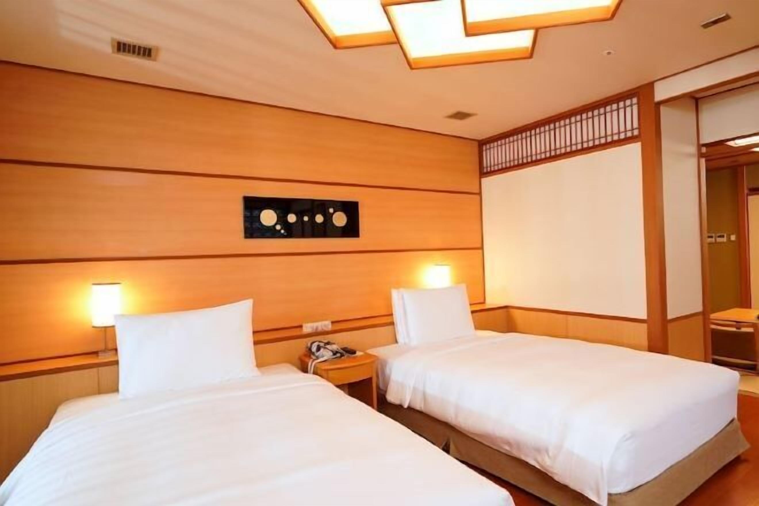 Seprai premium, selimut bulu angsa, minibar gratis, dan brankas
