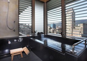 園景和洋雅緻套房(兩張加大單人床 有陽台) | 浴室 | 獨立浴缸和淋浴設備、溫泉浴缸、免費盥洗用品  、吹風機