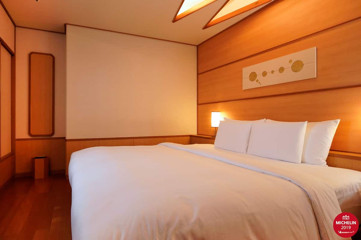 Premium bedding, down duvets, free minibar, in-room safe