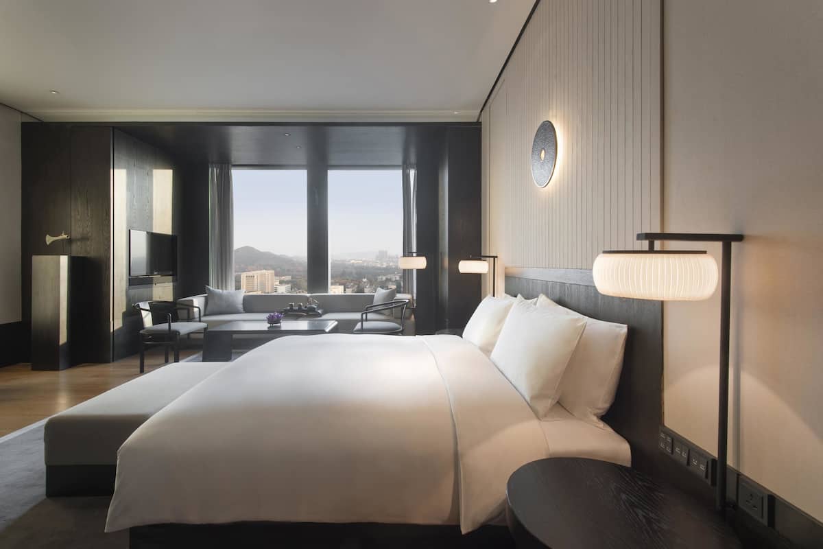 minibar, in-room safe, individually decorated, desk