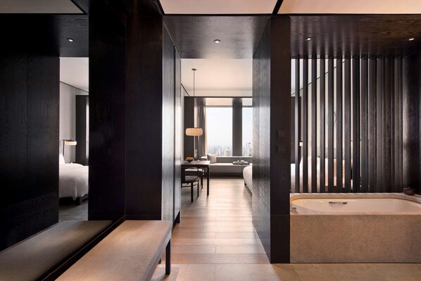 Minibar, caja de seguridad en la habitación y decoración personalizada