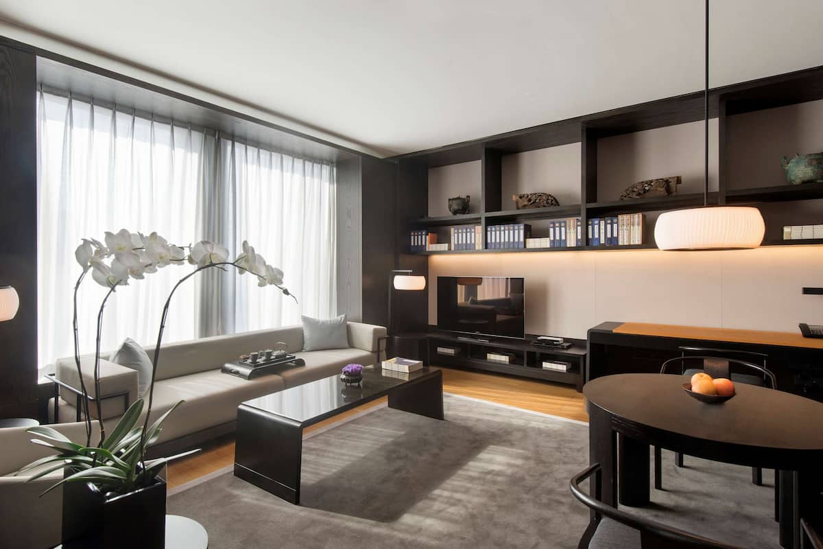 minibar, in-room safe, individually decorated, desk