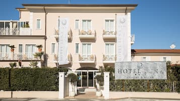 Ein Hotel mit einer symmetrischen Fassade, mehreren Balkonen und einer auffälligen Schrifttafel mit der Aufschrift "HOTEL LUNA CHARME & RELAX".