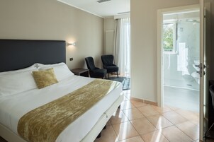 Habitación Deluxe | Ropa de cama de alta calidad, minibar, caja fuerte y escritorio