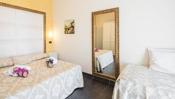Ein Hotelzimmer mit zwei Betten, einem großen Spiegel und einem Bild an der Wand.
