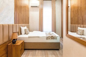 A bedroom with a bed, bedside lamp, and a mirror. - Khan Hotel Bukhara (Bukhara)