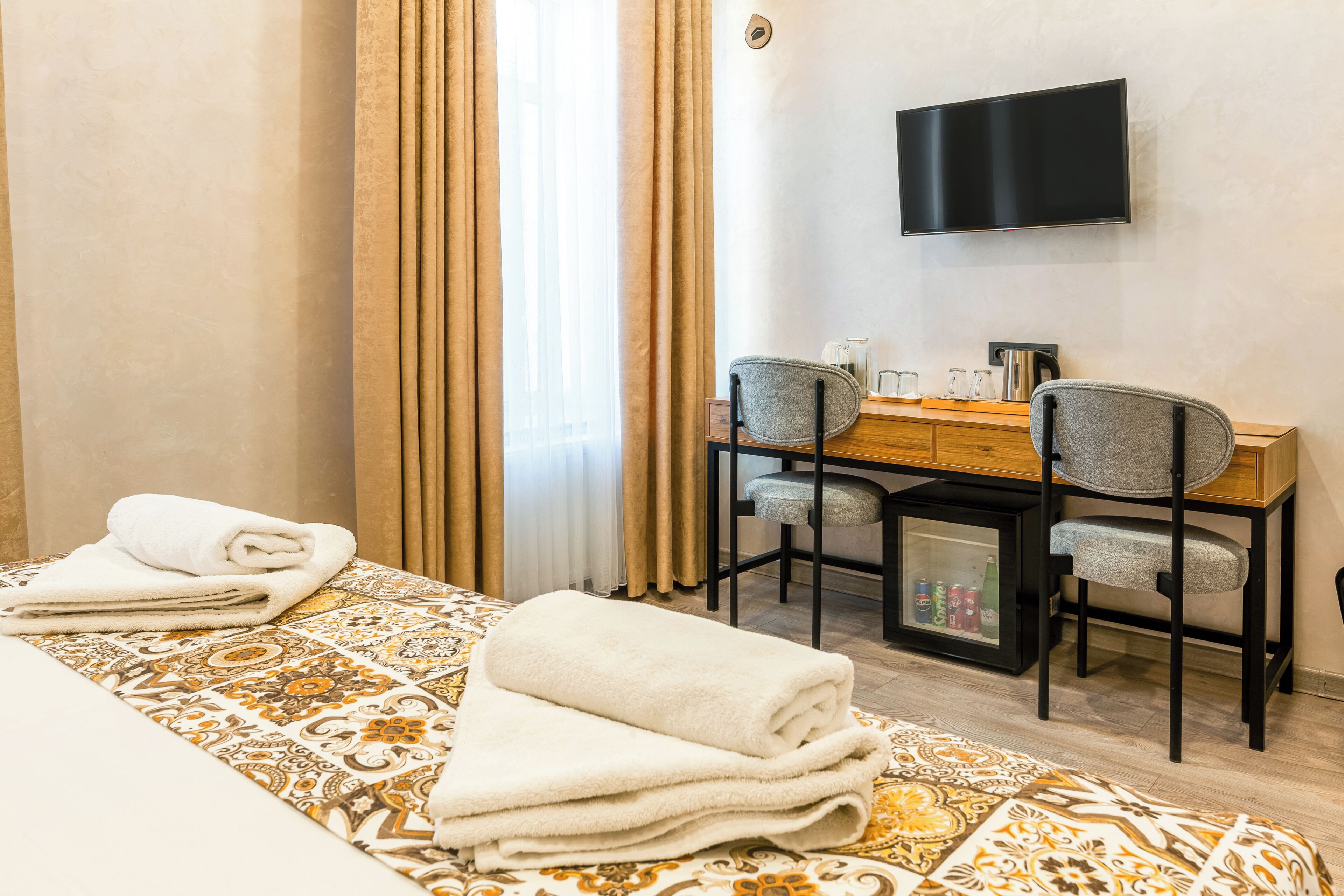 Standaard tweepersoonskamer | Luxe beddengoed, een minibar, een kluis op de kamer, een bureau
