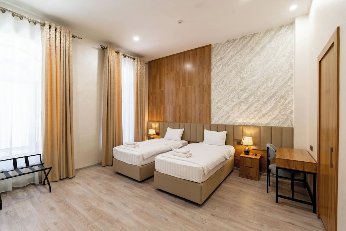 Habitación Deluxe con 2 camas individuales, vista a la ciudad | Ropa de cama de alta calidad y minibar