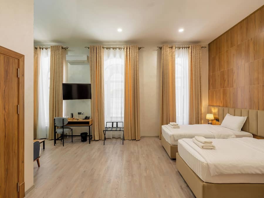 Habitación Deluxe con 2 camas individuales, vistas a la ciudad | Ropa de cama de alta calidad, minibar, caja fuerte