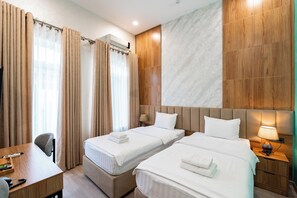 Chambre Standard avec lits jumeaux | Literie de qualité, minibar, coffre-fort, décor unique