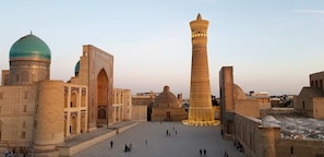 Une place historique, remarquable pour son minaret imposant et ses bâtiments à coupole.