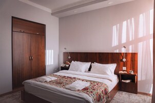 Apartamento, 1 quarto | Roupas de cama premium, cofres nos quartos, escrivaninha