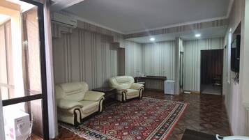 Apartment, 1 Bedroom | Premium bedding, in-room safe, desk, soundproofing