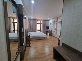 标准双人房, 1 张双人床 | 高档床上用品、客房内保险箱、办公桌、隔音