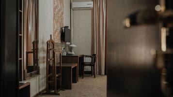 Standard-Zweibettzimmer | Hochwertige Bettwaren, Zimmersafe, Schreibtisch, schallisolierte Zimmer