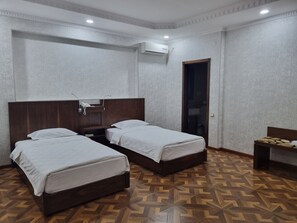 Quarto triplo standard | Roupas de cama premium, cofres nos quartos, escrivaninha