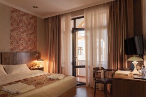 Quarto casal standard, 1 cama de casal | Roupas de cama premium, cofres nos quartos, escrivaninha