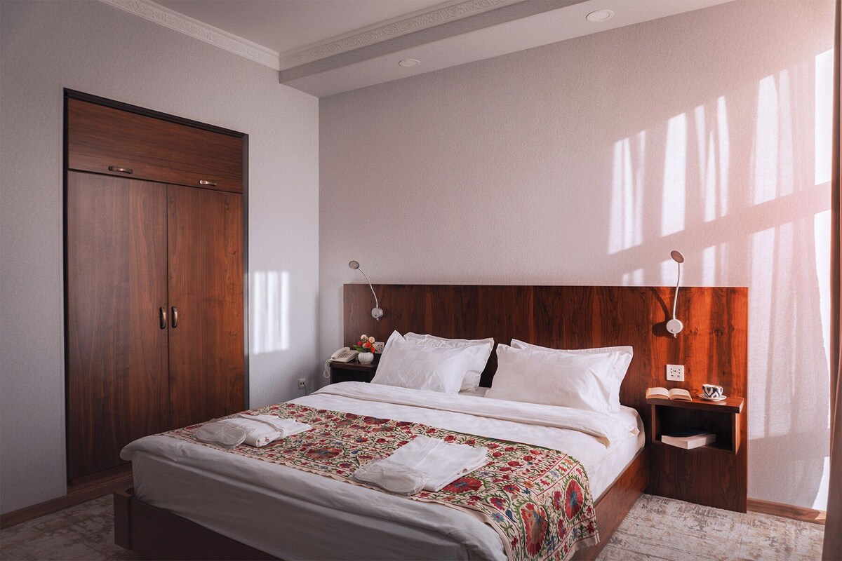 Premium bedding, in-room safe, desk, soundproofing