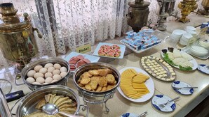 Un bufé con diversos alimentos, entre ellos huevos, pan y queso.