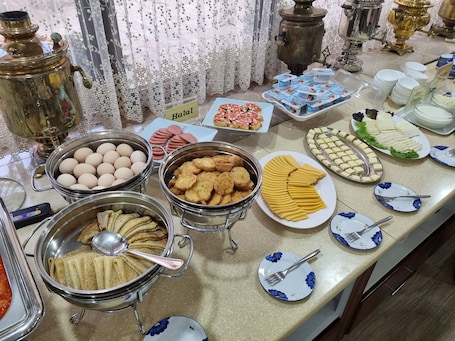 Free daily buffet breakfast