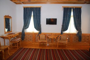 Chambre Double, 1 très grand lit, non-fumeurs | Coffres-forts dans les chambres, rideaux occultants