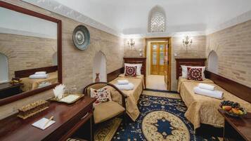 Cribs/infant beds, rollaway beds, WiFi