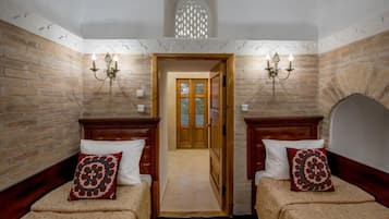 Cribs/infant beds, rollaway beds, WiFi