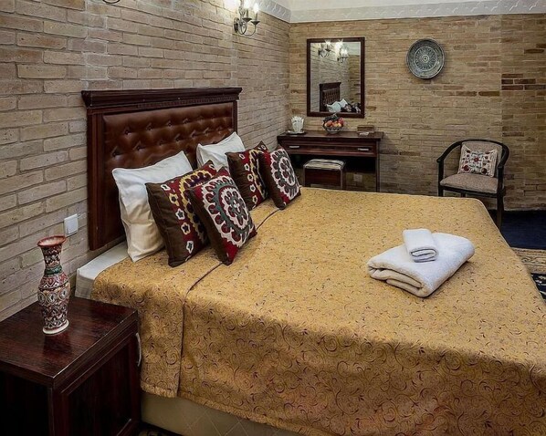 Cribs/infant beds, rollaway beds, WiFi
