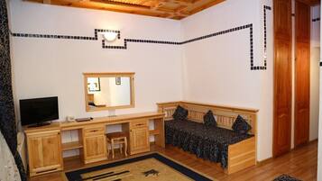 Kamar Double Standar | Brankas, meja kerja, kedap suara, dan tempat tidur lipat/tambahan
