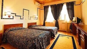 خزنة داخل الغرفة ومكتب وتجهيزات عازلة للصوت وأسرّة قابلة للطي