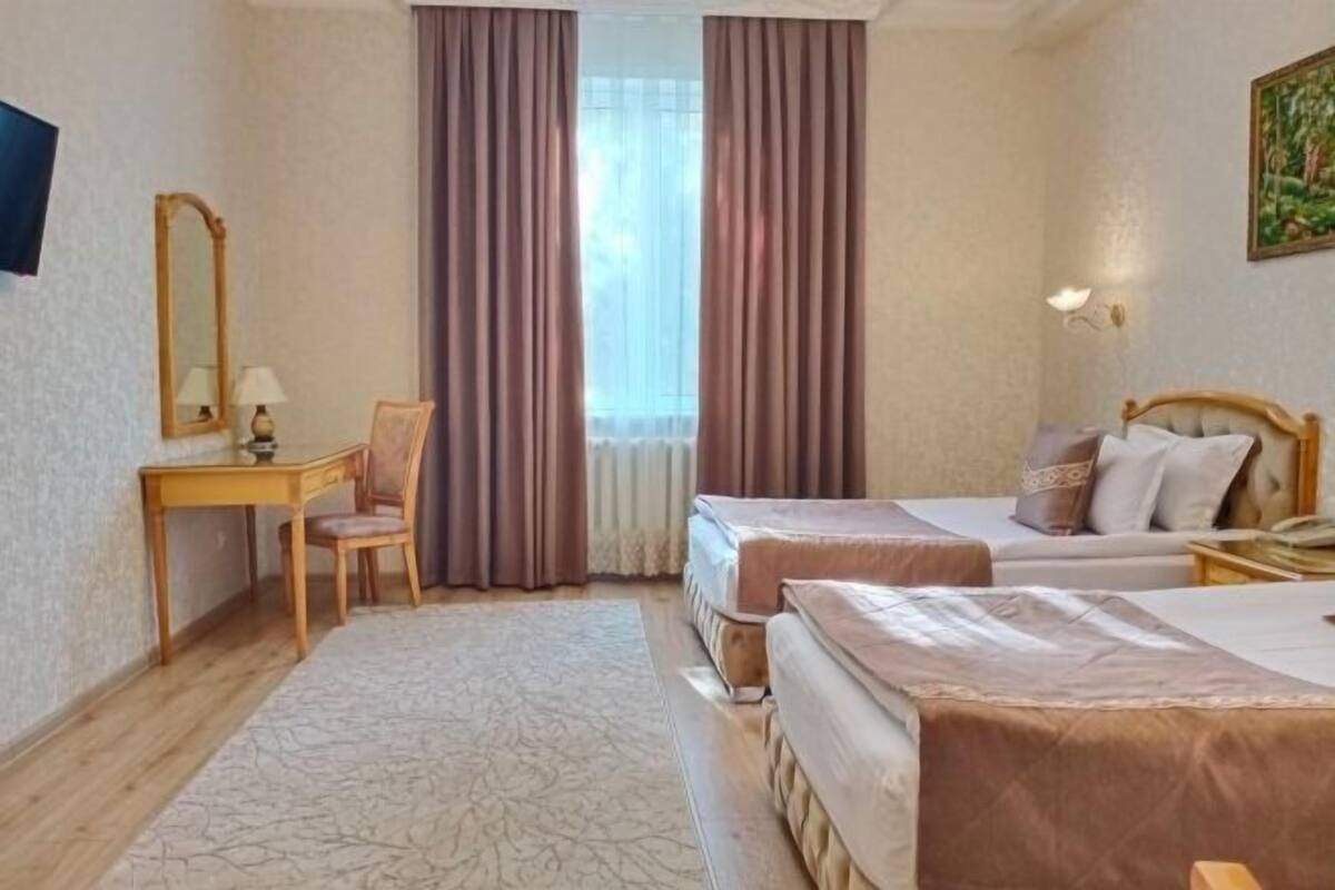 Minibar, caixa forta a l'habitació, escriptori i cortines opaques 