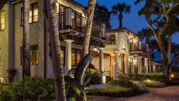 Vista frontal de la propiedad