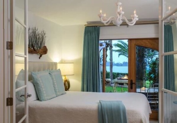 Suite, vista a la bahía | Camas con pillow-top y caja de seguridad en la habitación 