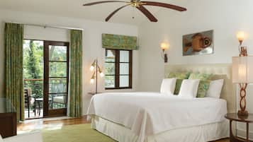 Habitación Deluxe, vista a la bahía | Camas con pillow-top y caja de seguridad en la habitación