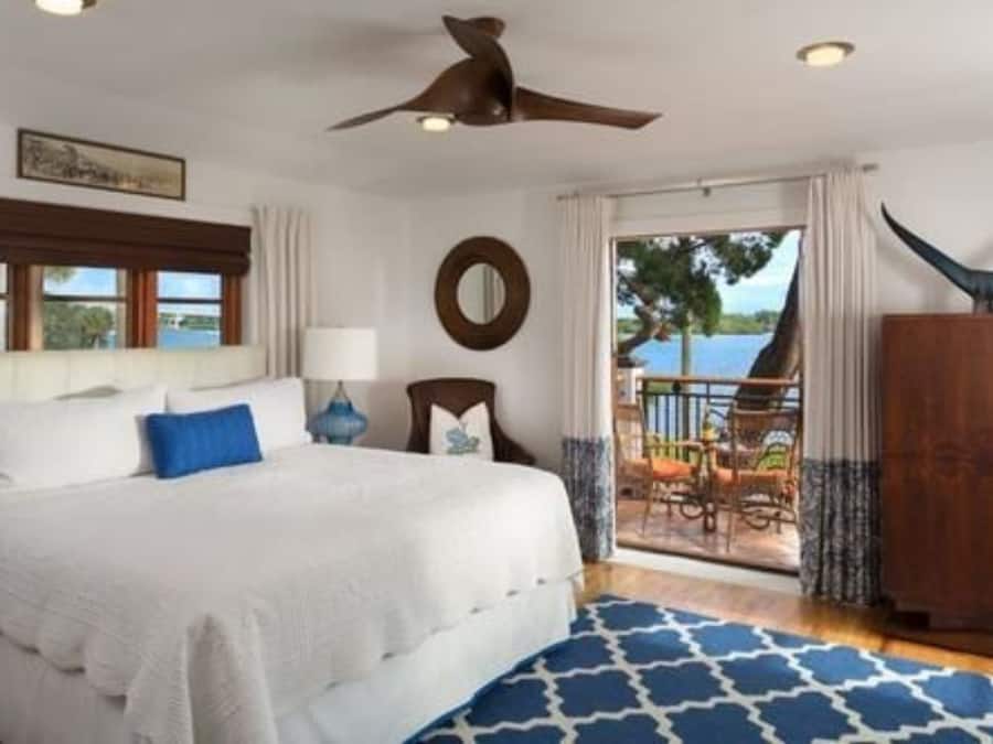 Surmatelas, coffres-forts dans les chambres, décoration personnalisée