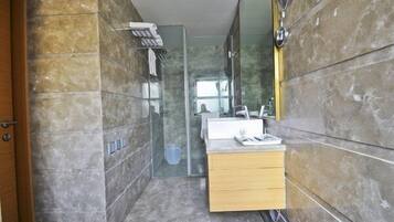 Standard Economy Room | Bathroom | Shower, free toiletries, hair dryer, towels