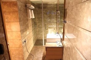 Executive Deluxe Room | Bathroom