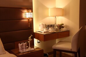 Minibar, Zimmersafe, Schreibtisch, Bügeleisen/Bügelbrett