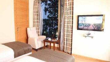 Executive Deluxe Room | Minibar, in-room safe, desk, iron/ironing board